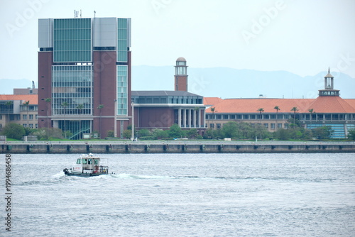 神戸・都会の港湾風景：海を行き交う船と洗練されたウォーターフロント