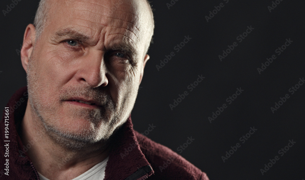 Obraz premium Mature adult man looking worried, showing concern and deep thoughts