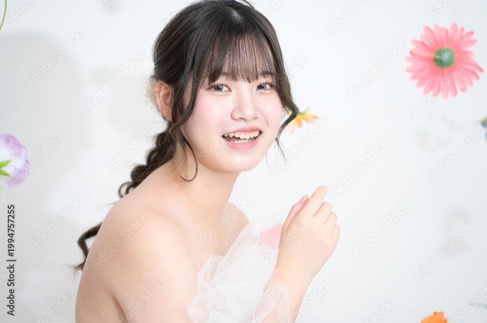 Fototapeta premium 花に囲まれたウェディングドレス姿の日本人女性