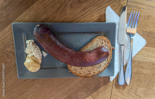 Selchwurst mit Kren und Senf
