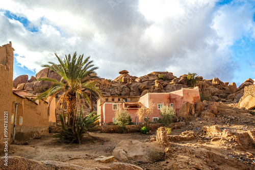 Foto Houses built on the stones, integrated into the buildings  of Tafraout, Morocco
