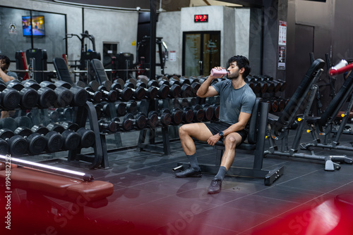 Fotografía Athletic Man Drinking Protein Shake After Workout in Modern Gym