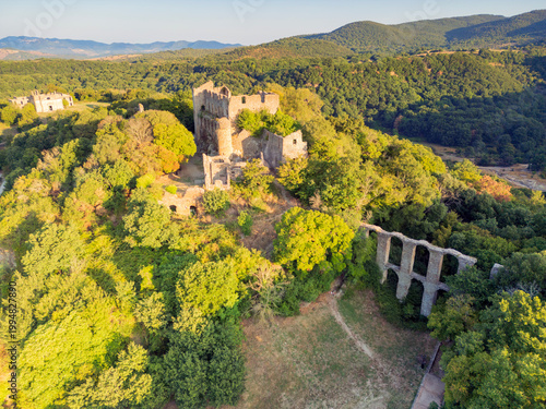 Vista aerea dell’antica Monterano con la chiesa di San Bonaventura. Il set del film Il marchese del Grillo con Alberto Sordi