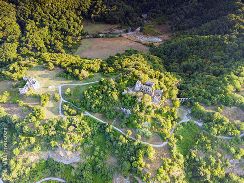 Vista aerea dell’antica Monterano con la chiesa di San Bonaventura. Il set del film Il marchese del Grillo con Alberto Sordi
