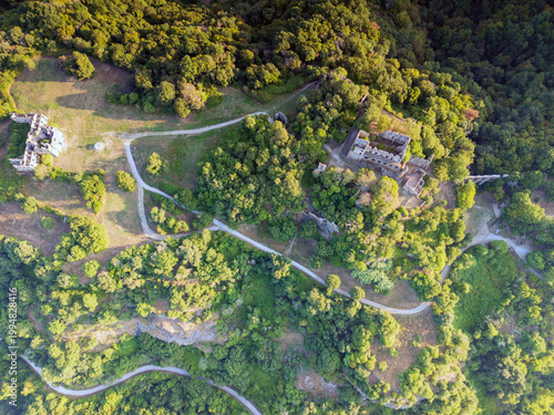 Vista aerea dell’antica Monterano con la chiesa di San Bonaventura. Il set del film Il marchese del Grillo con Alberto Sordi
