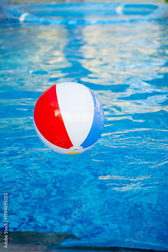 Pelota de plastico sobre alberca