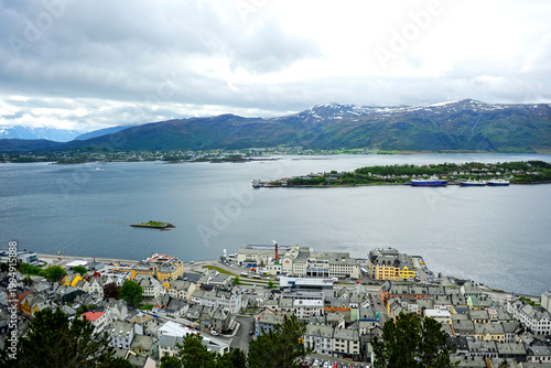 Panoramablick auf die Stadt Ålesund, bekannt als Tor zum Geirangerfjord an der norwegischen Küste, vom Berg Aksla aus. Norwegische Fjordroute