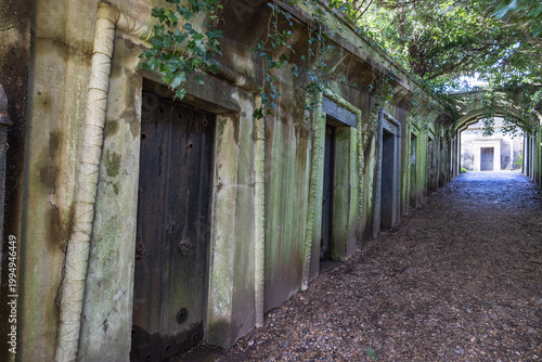 Tableau sur toile Terrace catacombs at Highgate Cemetery, London