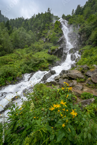 Wasserfall neben Wanderweg in Österreich