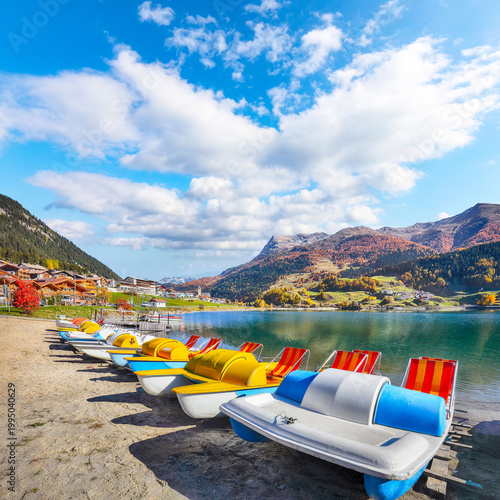 Foto Picturesque autumn view of San Valentino village and Muta or Haidersee lake