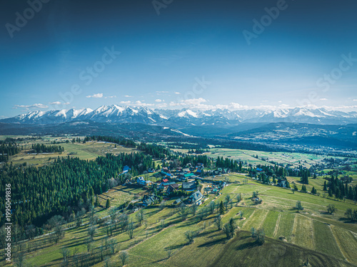 Widok na Tatry z Łapszanki, zdjęcie wykonane z drona w okresie wiosennym