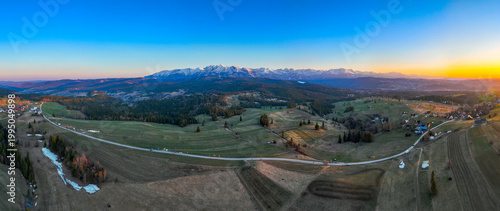 Widok na Tatry z Łapszanki, zdjęcie wykonane z drona w okresie wiosennym