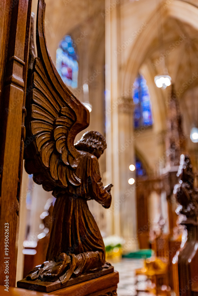 Fototapeta premium Majestic angel sculpture in St. Patrick Cathedral capturing divine tranquility
