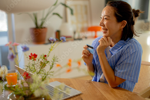 Fotografía Enjoying a cozy afternoon working and sipping a refreshing drink at home