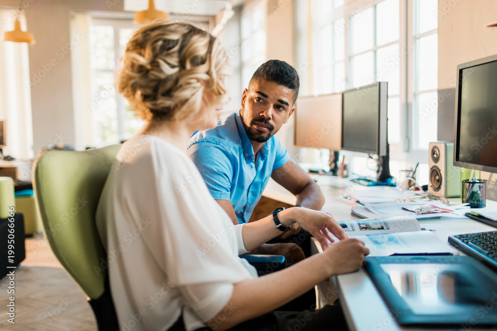 Obraz premium Coworkers collaborating on a project at a modern office
