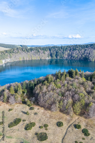 Принти на полотні Vue aérienne du lac Pavin en Auvergne entouré de forêt, paysage volcanique natur