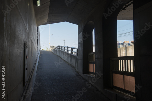 アンダーパスの歩行者用通路