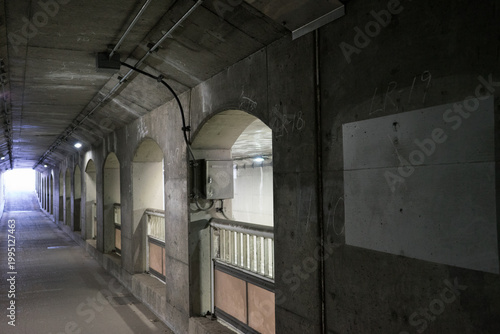 アンダーパスの歩行者用通路