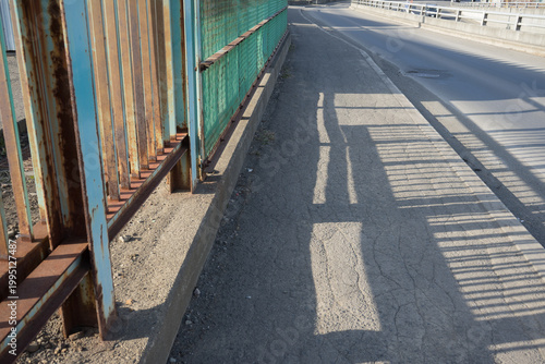 歩道とスチールの柵