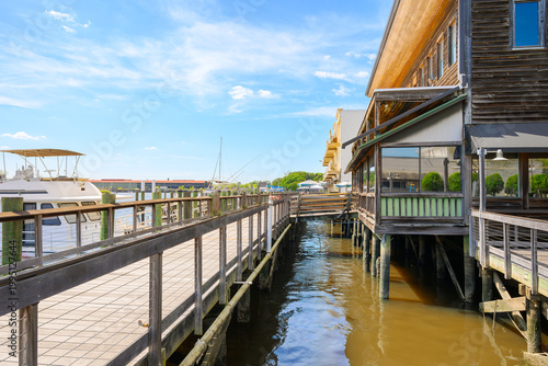 Foto Rustic waterfront buildings with pirate themed cafes and shops along the historic Harborwalk at the town of Georgetown, South Carolina, one of the oldest towns in the Carolinas of Southern USA