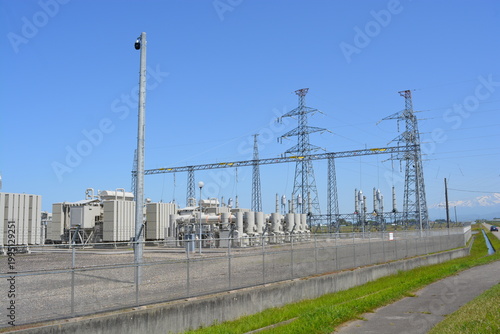 屋外変電設備と送電塔