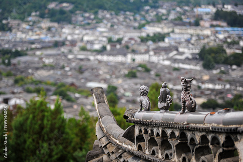 Quadro su tela Traditional Naxi Architecture and Lion Statues in Lijiang Old Town