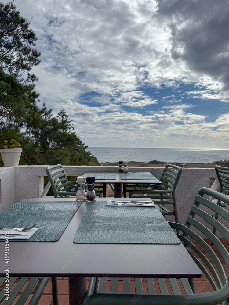 Fototapeta premium restaurant tables ocean view cloudy sky banner space concept travel restaurant hotel