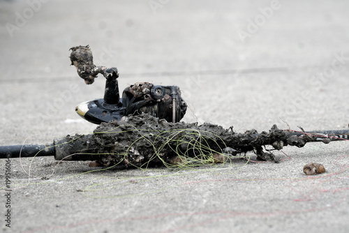 海洋汚染と環境問題：防波堤に放置された釣り具のゴミ。SDGs目標14「海の豊かさを守ろう」を啓発する風景