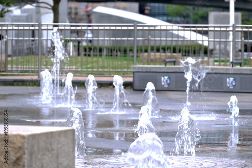 神戸の公園で涼を感じる噴水のダイナミックな水しぶき。都会のオアシスと休日のライフスタイル