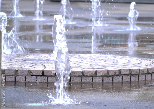 神戸の公園で涼を感じる噴水のダイナミックな水しぶき。都会のオアシスと休日のライフスタイル