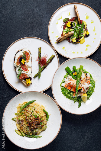 Foto Fine dining set menu with four plated dishes
Gourmet restaurant dishes served on