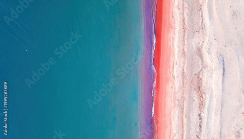 Vue aérienne spectaculaire d'une plage aux couleurs surréalistes avec une mer turquoise, un rivage rose vif et du sable blanc immaculé.
