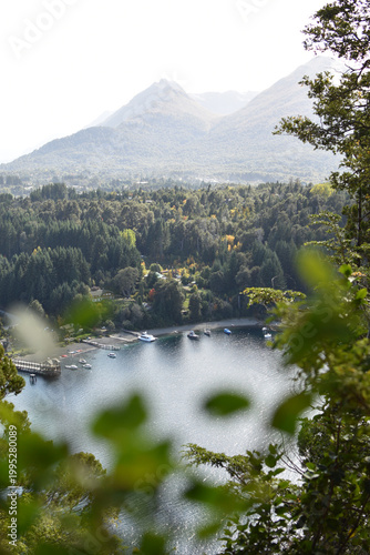 фотографія Paisaje con lago y montañas de fondo en Patagonia Argentina en Bariloche Villa l