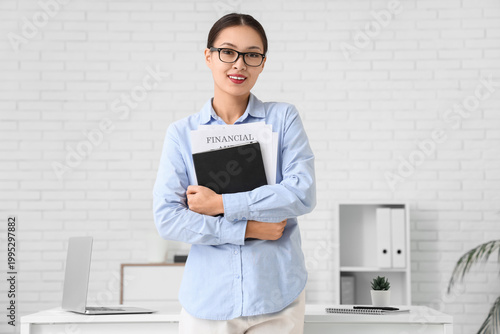Young Asian businesswoman w...