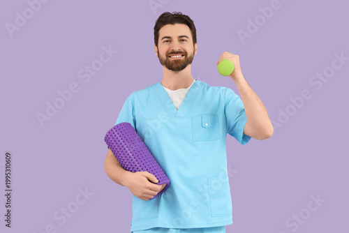 Male physiotherapist with f...