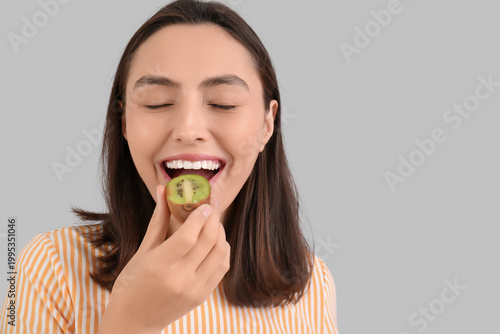 Beautiful young woman eatin...