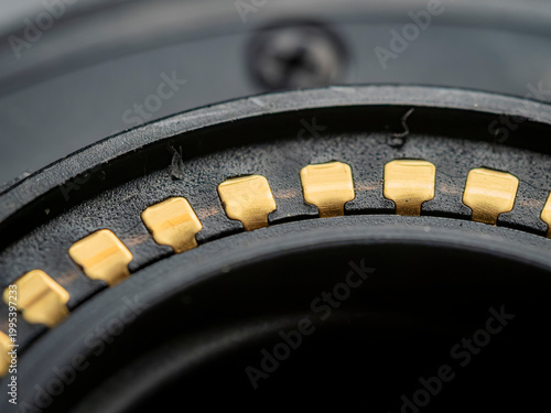 Foto macro closeup of gold plated electronic contacts on a camera lens bayonet mount