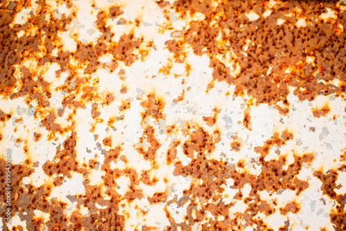 Imagen horizontal de un pedazo de metal coor blanco oxidado y viejo ideal para texturas