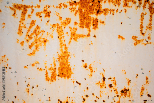 Imagen horizontal de una placa de metal oxidada color blanco