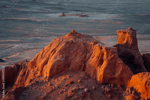 Fotografía View of Flaming Cliffs in Gobi Desert, Mongolia Taken From Above at Sunset