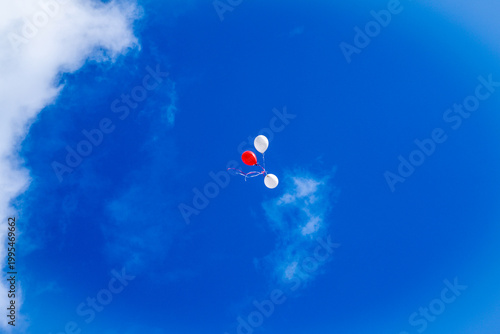 фотографія Balloon floating freely in the blue sky