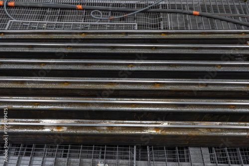 Alignement de profilés métalliques en acier sur cales en bois dans un atelier de fabrication pour la préparation de charpentes industrielles.
