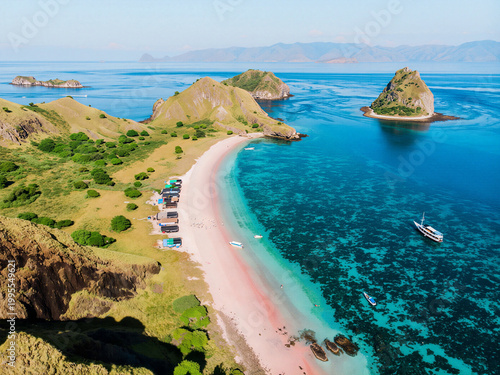 Tableau sur toile Rare pink sand beach meeting crystal clear turquoise water in Komodo National Park