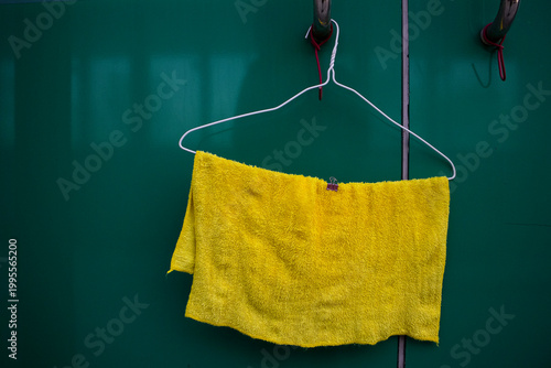 I washed the rag and hung it up to dry.걸레를 빨아서 마르도록 걸어놓았습니다.