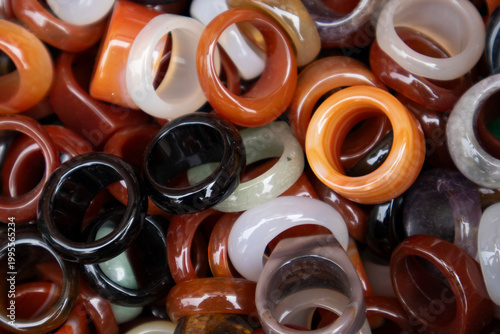 Beautiful rings made of jade are piled high.옥으로 만든 아름다운 반지들이 수북히 쌓여있습니다.