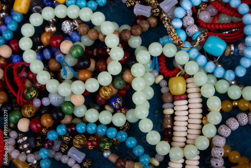 Bracelets made of jade and various gemstones are stacked up.옥과 여러가지 보석으로 만든 팔찌가 쌓여있습니다.
