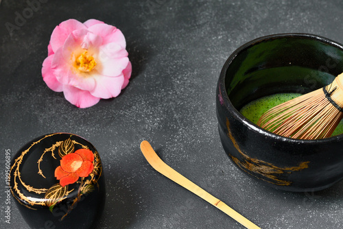 日本の茶道　茶碗と抹茶と茶筅と棗と茶杓と美しい椿　コピースペースあり　
Japanese Tea Ceremony (Chado) : Tea bowl, matcha (green tea), tea whisk, tea container, tea scoop and beautiful camellia , copy space available