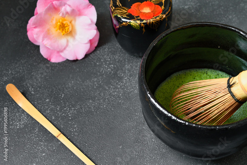 日本の茶道　茶碗と抹茶と茶筅と棗と茶杓と美しい椿　コピースペースあり　
Japanese Tea Ceremony (Chado) : Tea bowl, matcha (green tea), tea whisk, tea container, tea scoop and beautiful camellia , copy space available