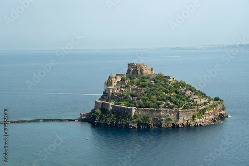 Vue du chateau Aragonais sur l'ile d'Ischia en Italie, Castello Aragonese
