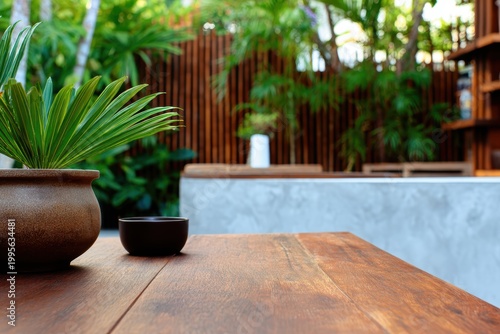 植物と木製のテーブルセットアップでリラックスできる屋外スペース